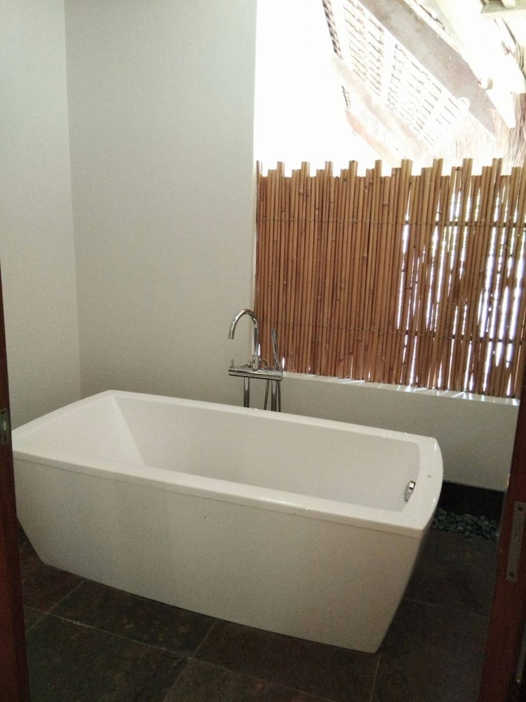 Deep soaking bathtub