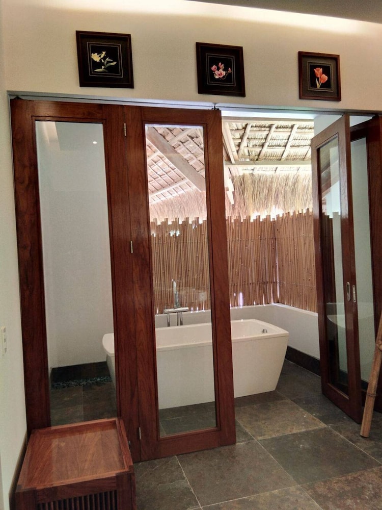 Deep soaking bathtub