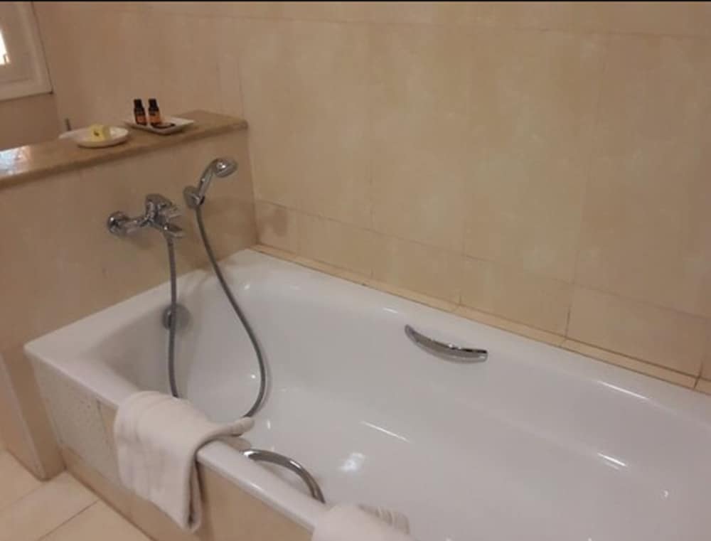 Deep soaking bathtub