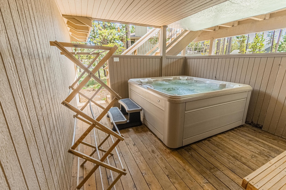 Indoor spa tub