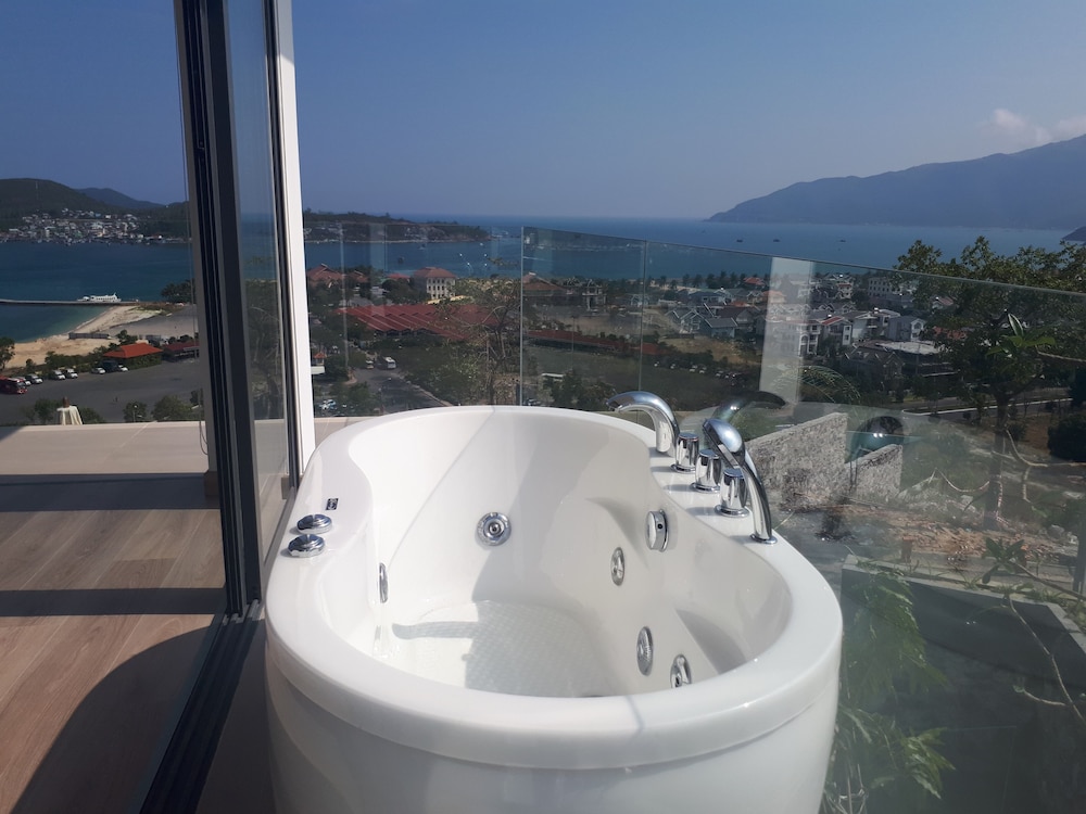 Jetted tub
