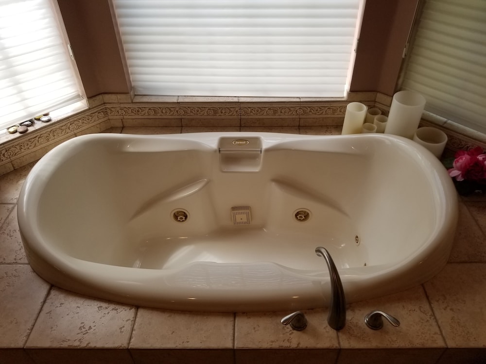 Jetted tub