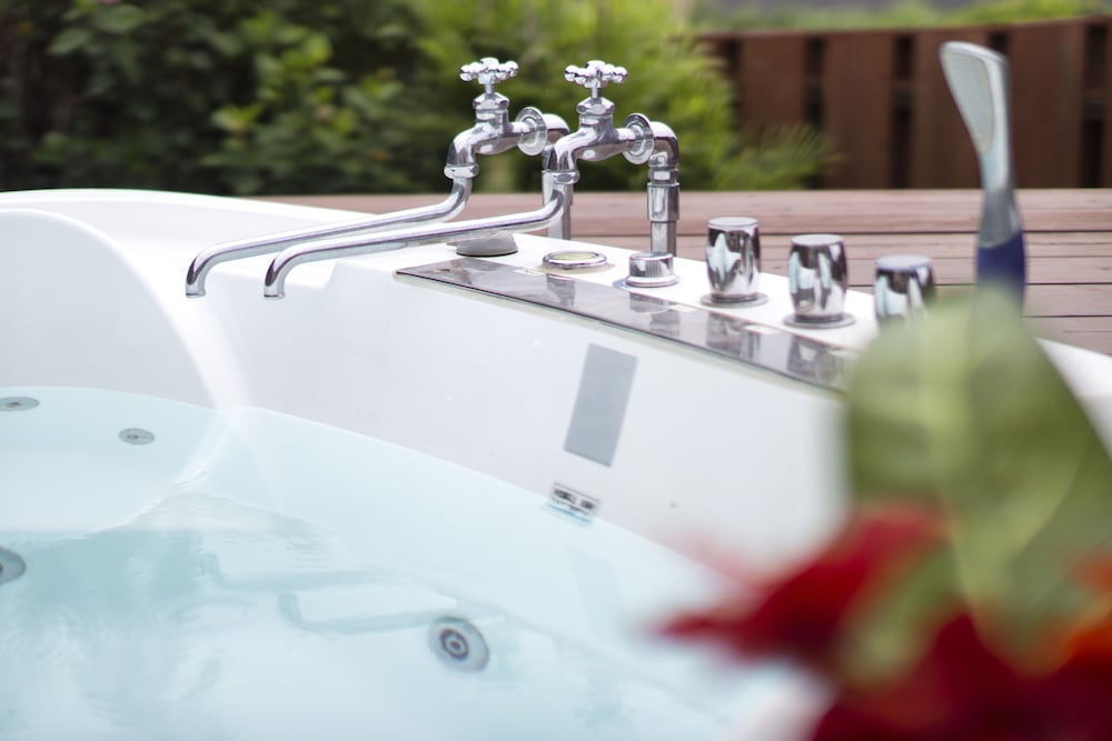 Jetted tub