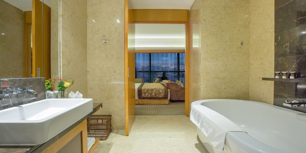 Deep soaking bathtub