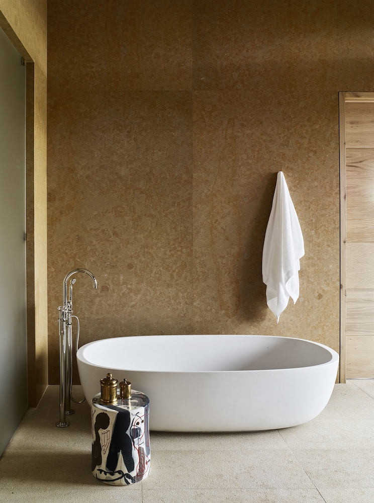 Deep soaking bathtub