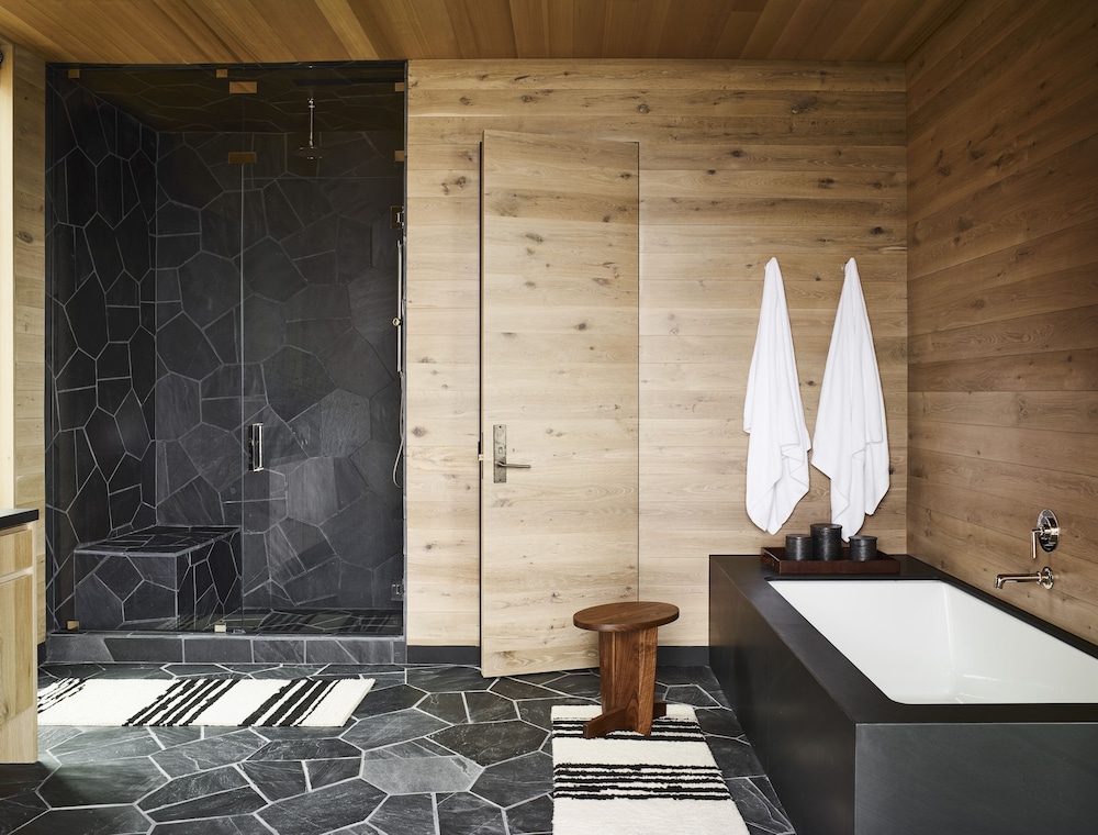 Deep soaking bathtub