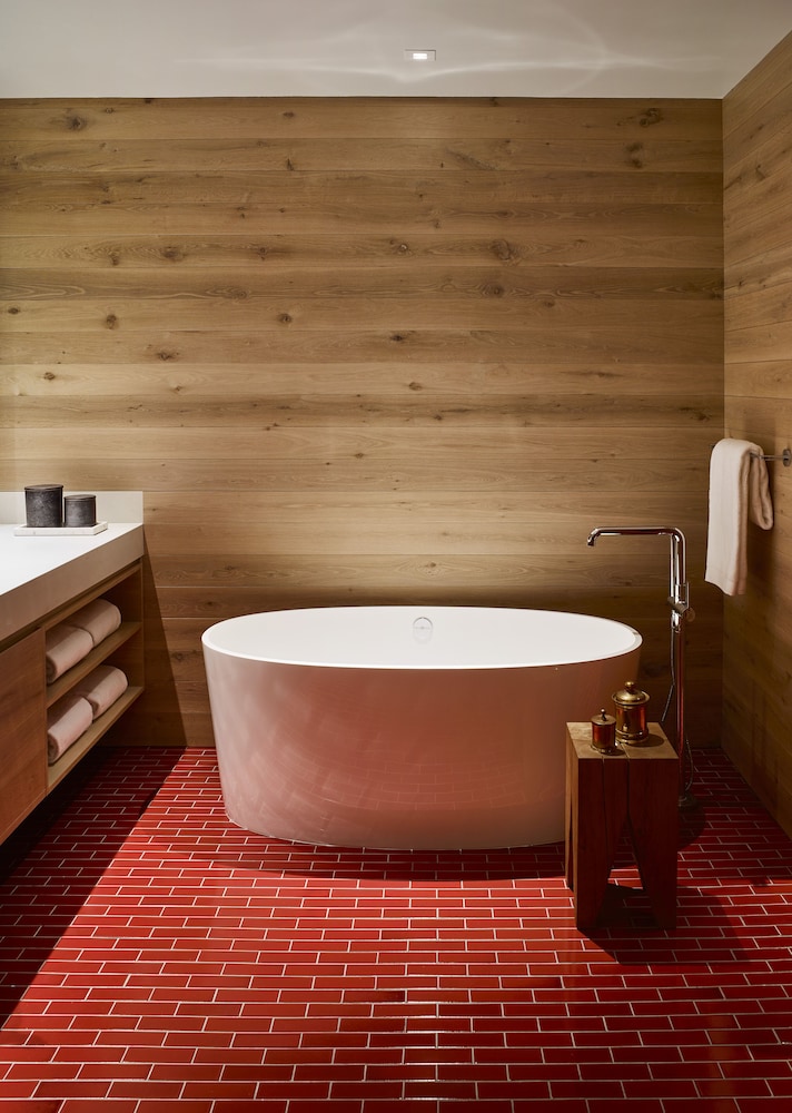Deep soaking bathtub