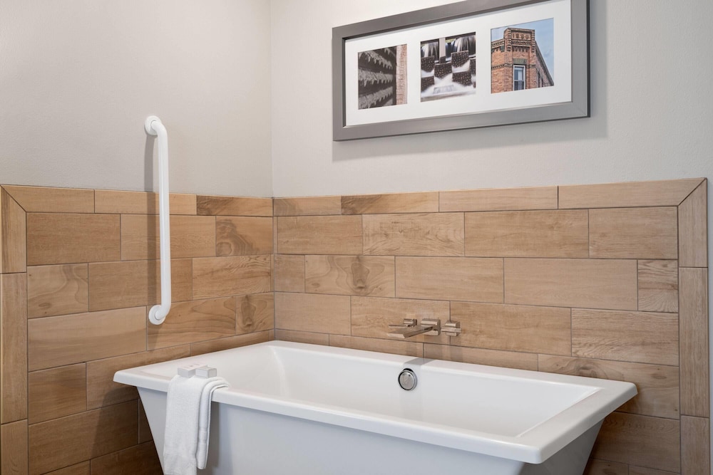Jetted tub