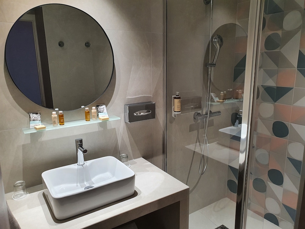 Bathroom sink