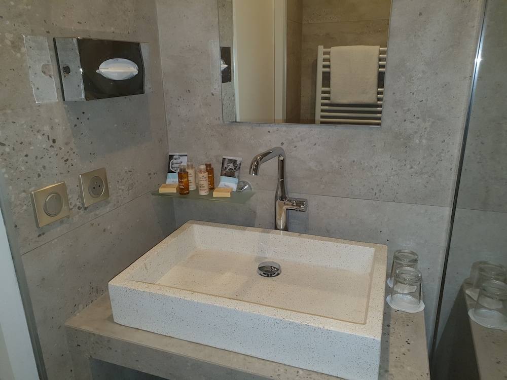 Bathroom sink