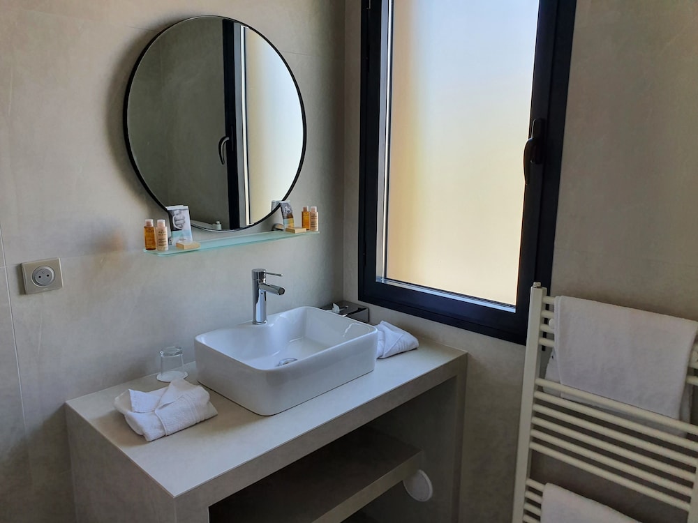 Bathroom sink
