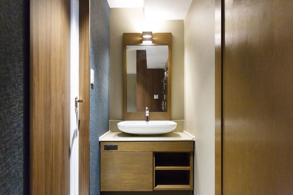 Bathroom sink