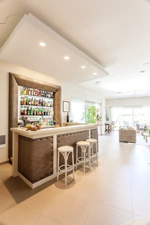 thumbnail: Bar (on property)