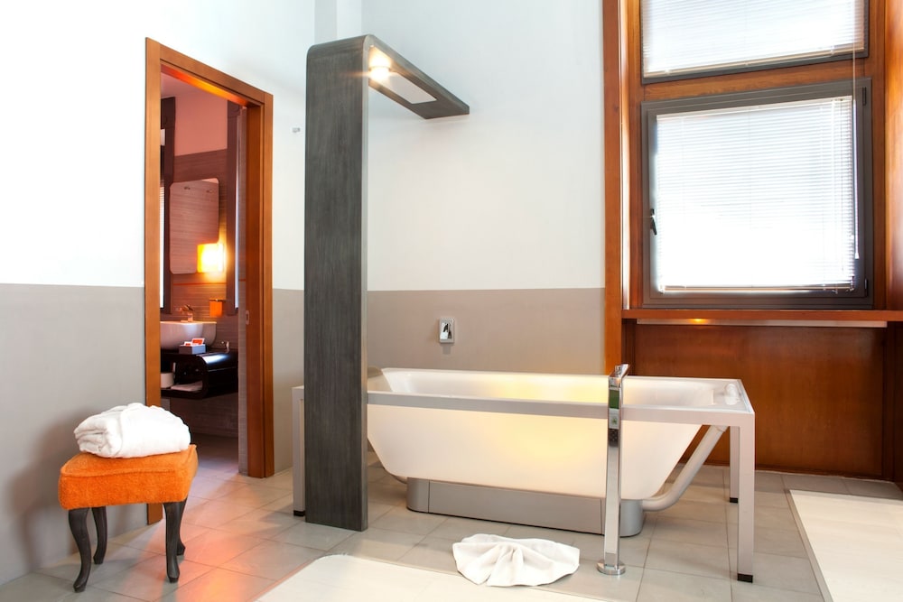 Deep soaking bathtub
