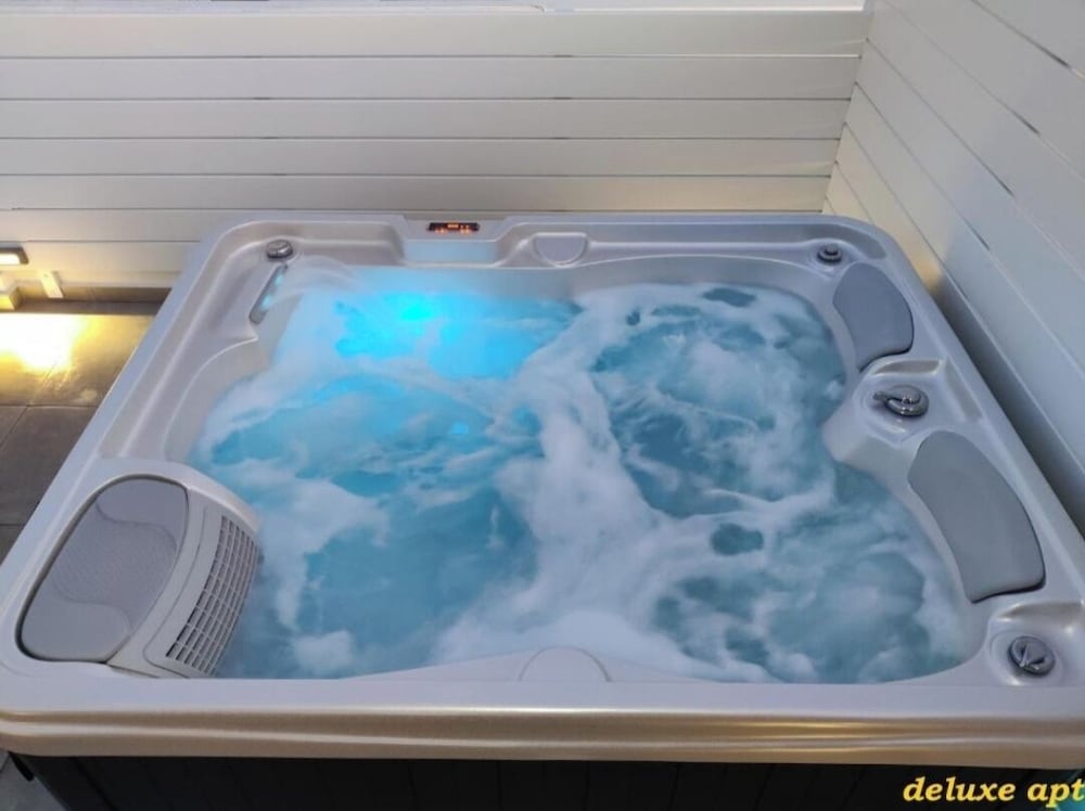 Jetted tub