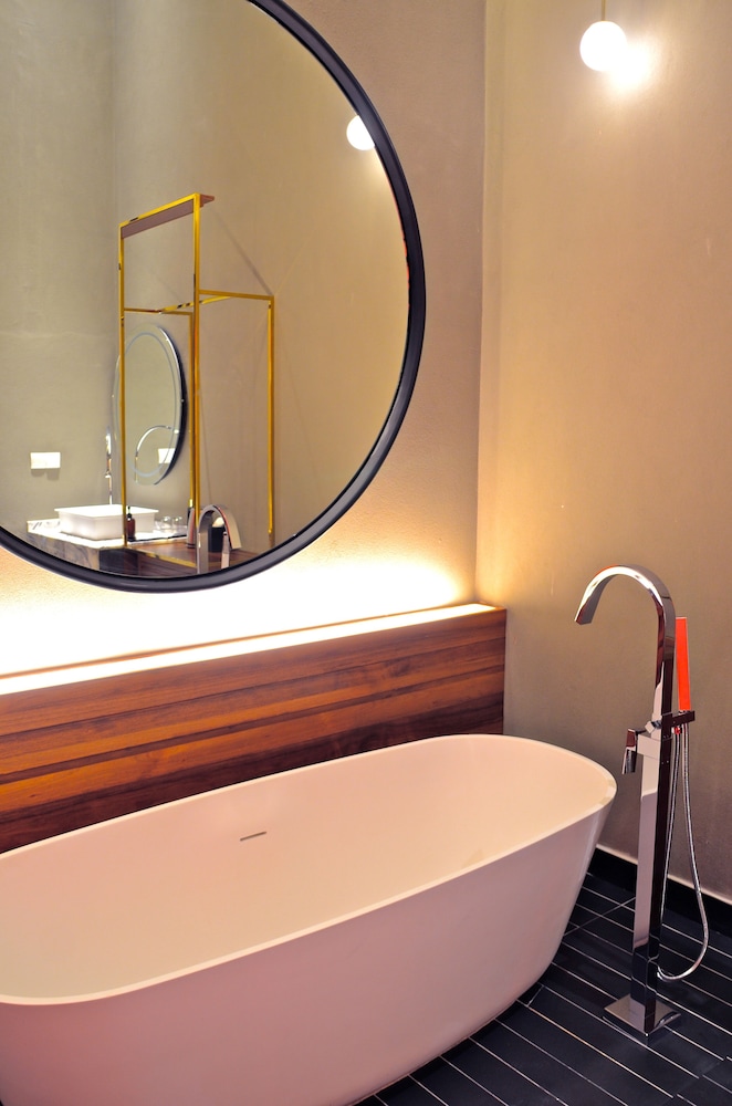 Deep soaking bathtub