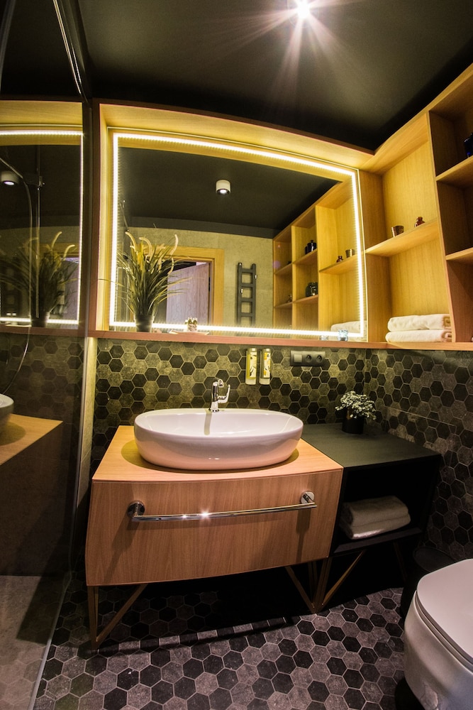 Bathroom sink