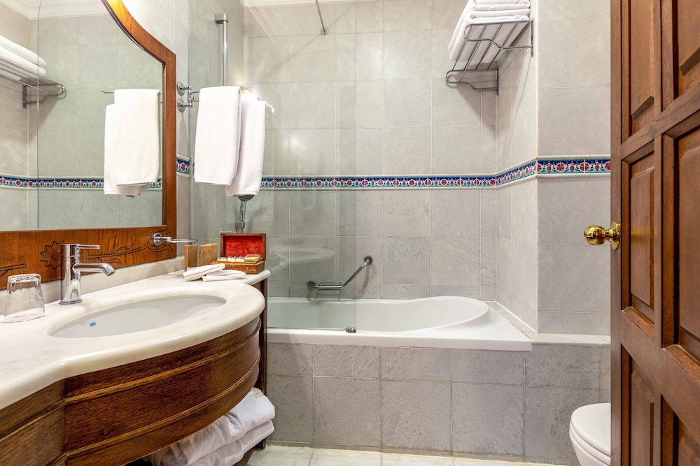 Deep soaking bathtub