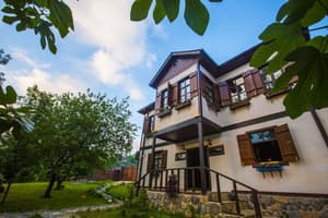 thumbnail: Courtyard view