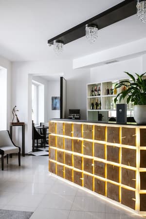 thumbnail: Bar (on property)