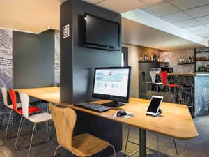 thumbnail: In-room business center