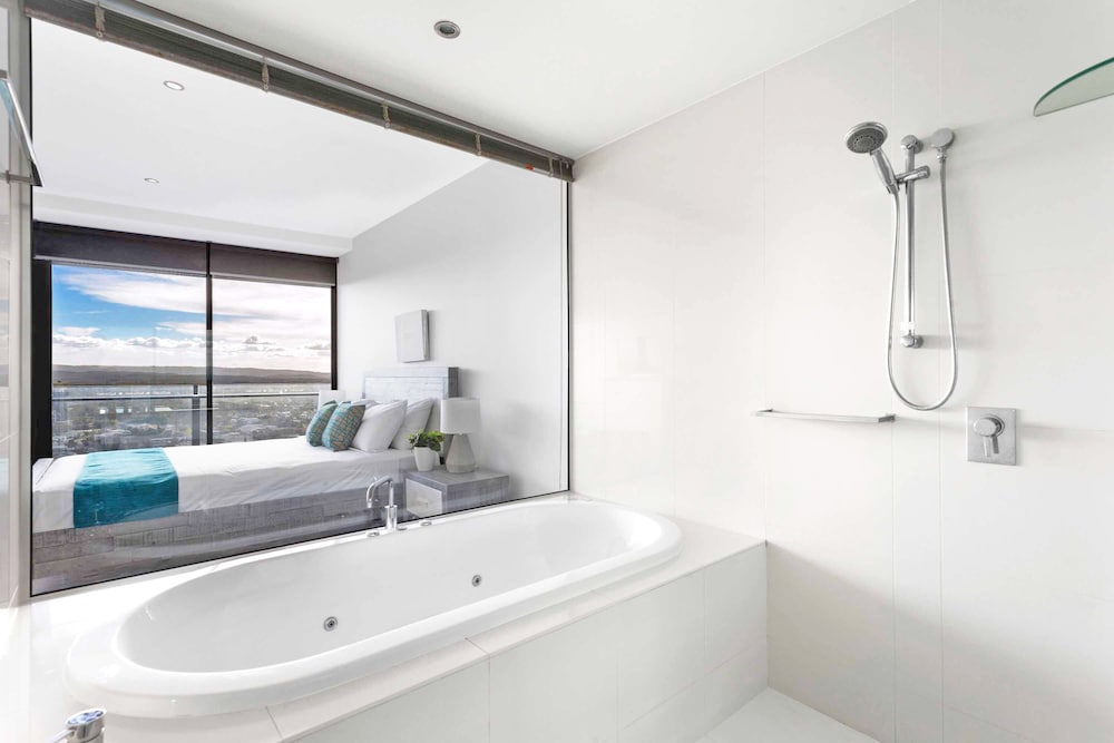 Deep soaking bathtub