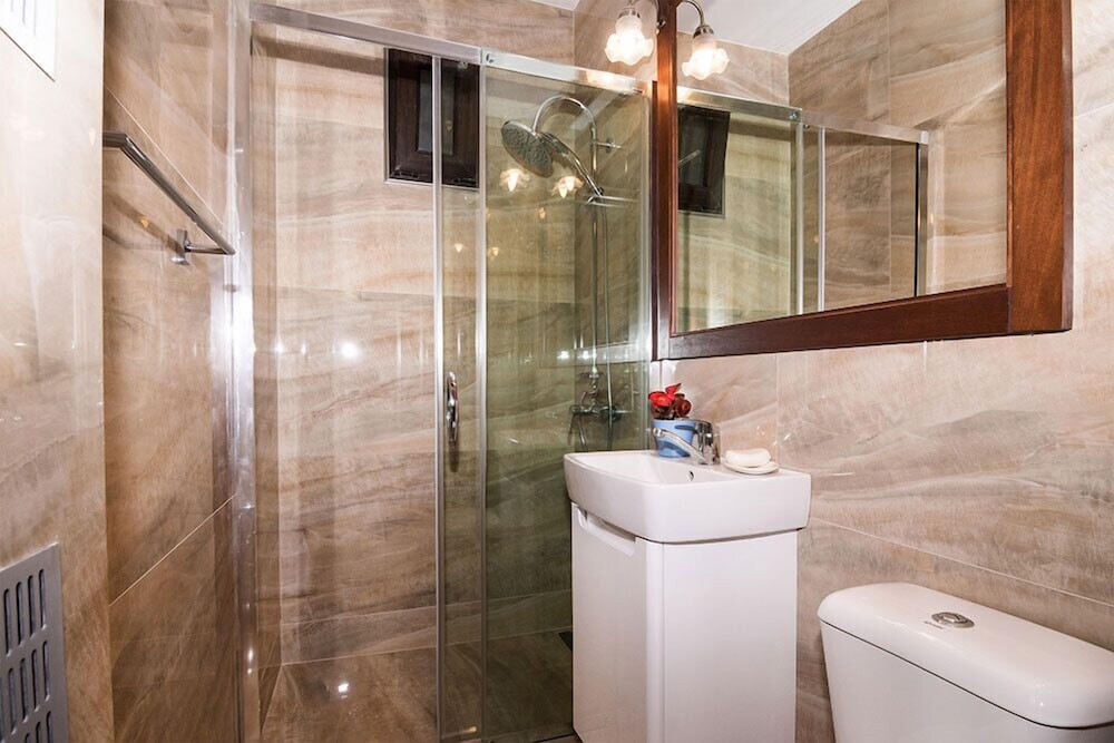 Bathroom shower