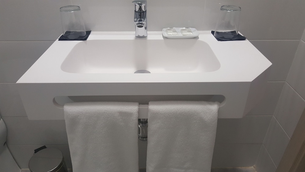 Bathroom sink