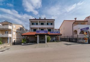 thumbnail: Front of property