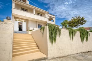 thumbnail: Front of property