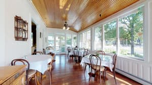 thumbnail: Breakfast area