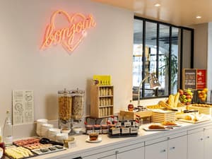 thumbnail: Breakfast area