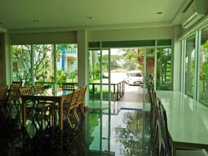 thumbnail: Restaurant