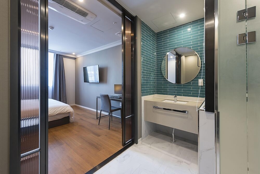 Bathroom sink