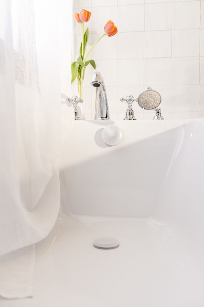 Deep soaking bathtub