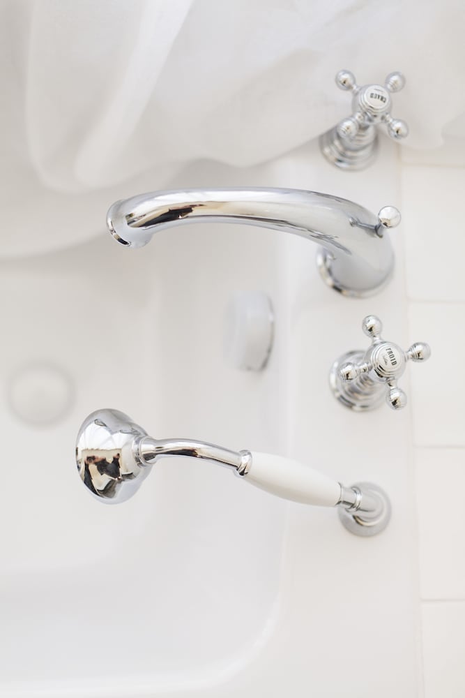 Deep soaking bathtub