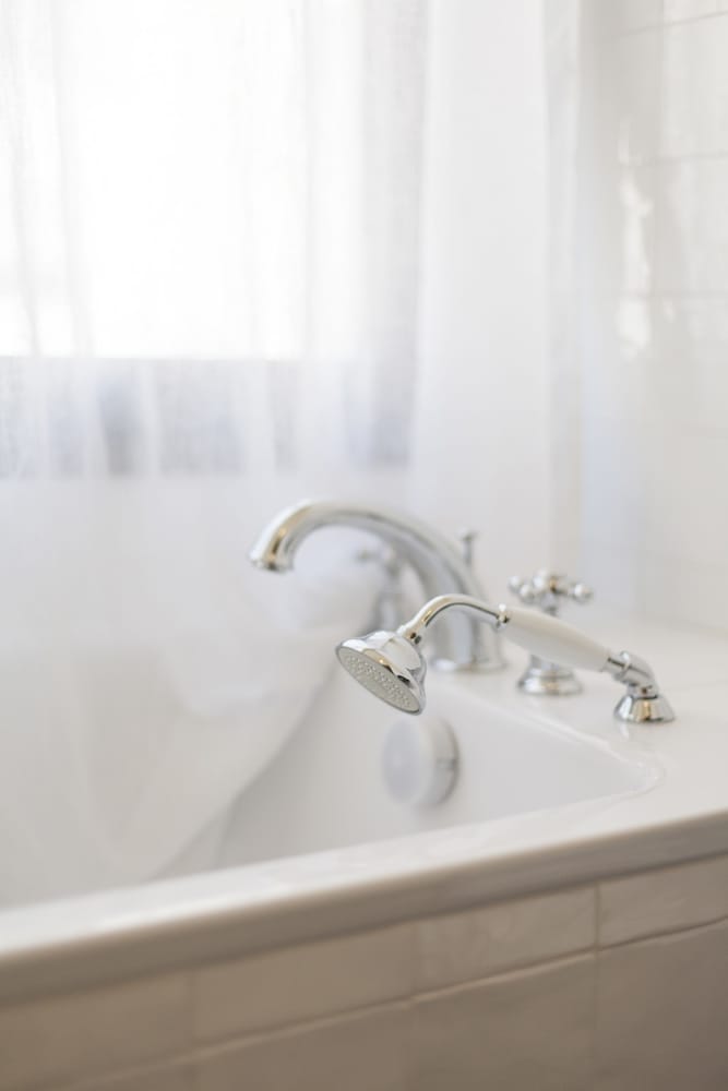 Deep soaking bathtub