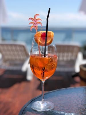thumbnail: Poolside bar