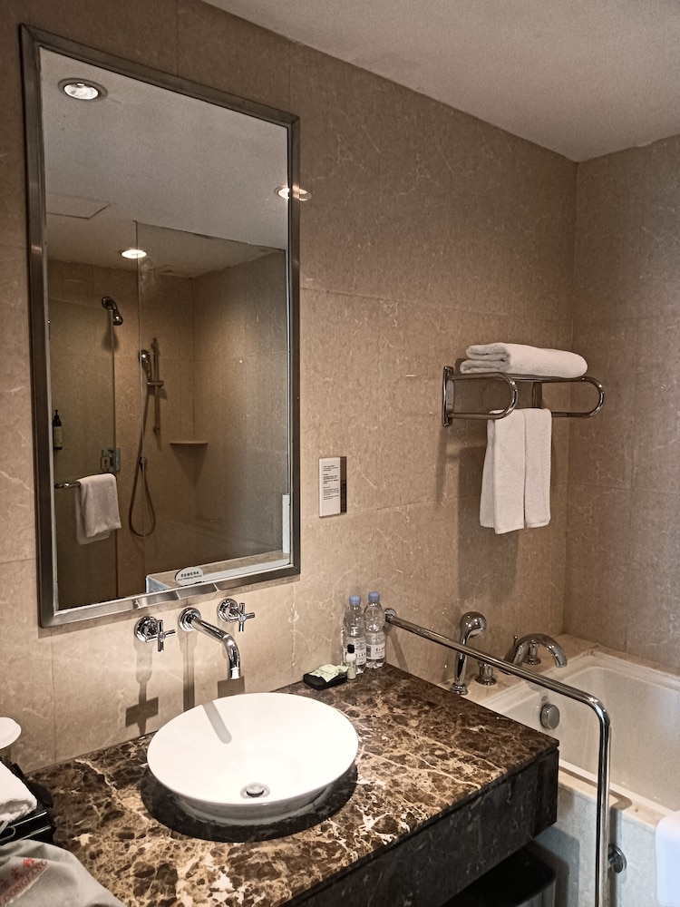 Bathroom sink