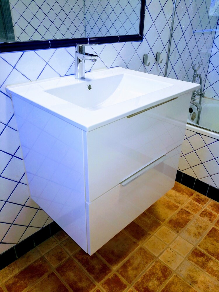 Bathroom sink