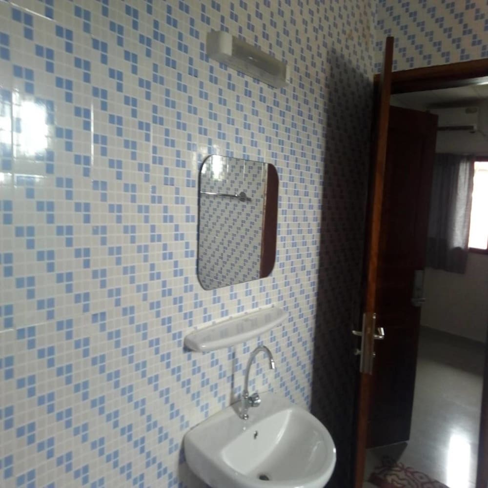 Bathroom sink