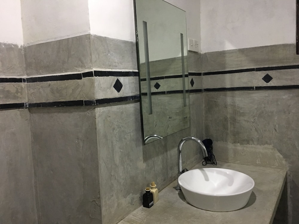 Bathroom sink