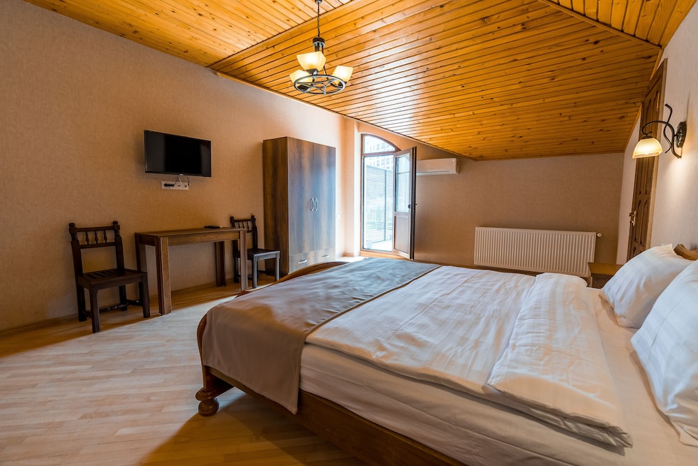 Deep soaking bathtub