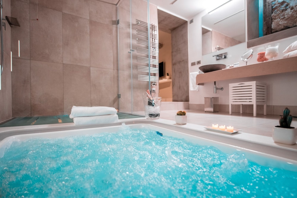 Private spa tub