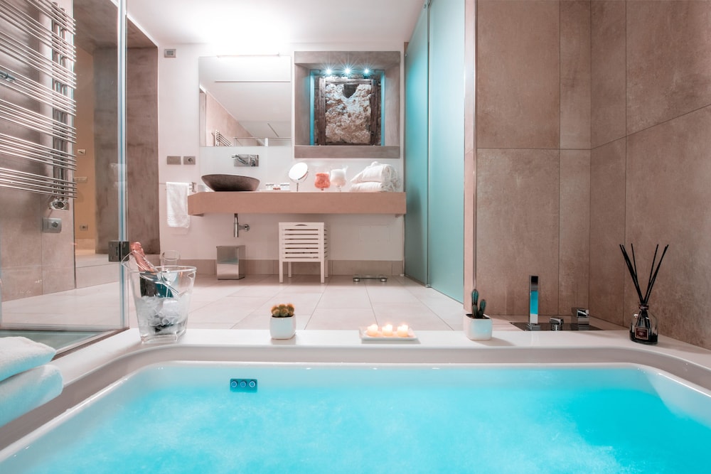 Private spa tub
