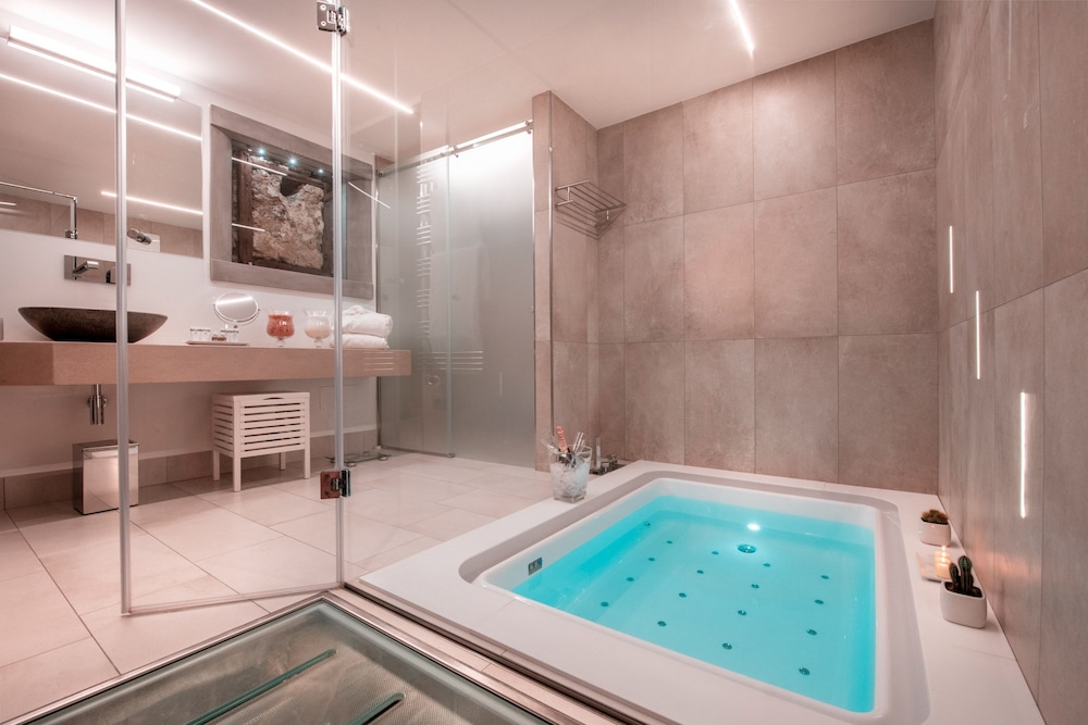 Private spa tub