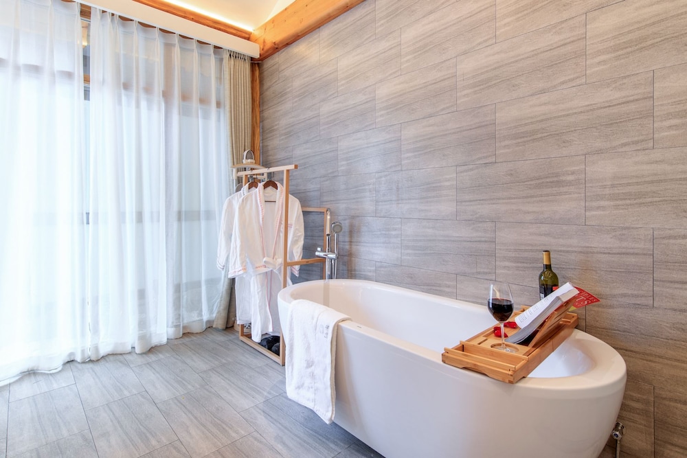 Deep soaking bathtub