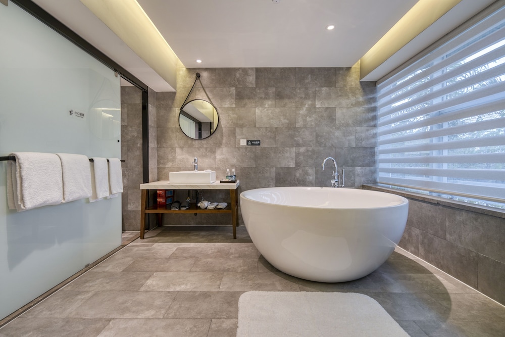 Deep soaking bathtub
