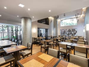 thumbnail: Family dining