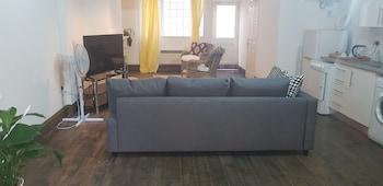 Studio Flat In Stoke Newington High Street 1